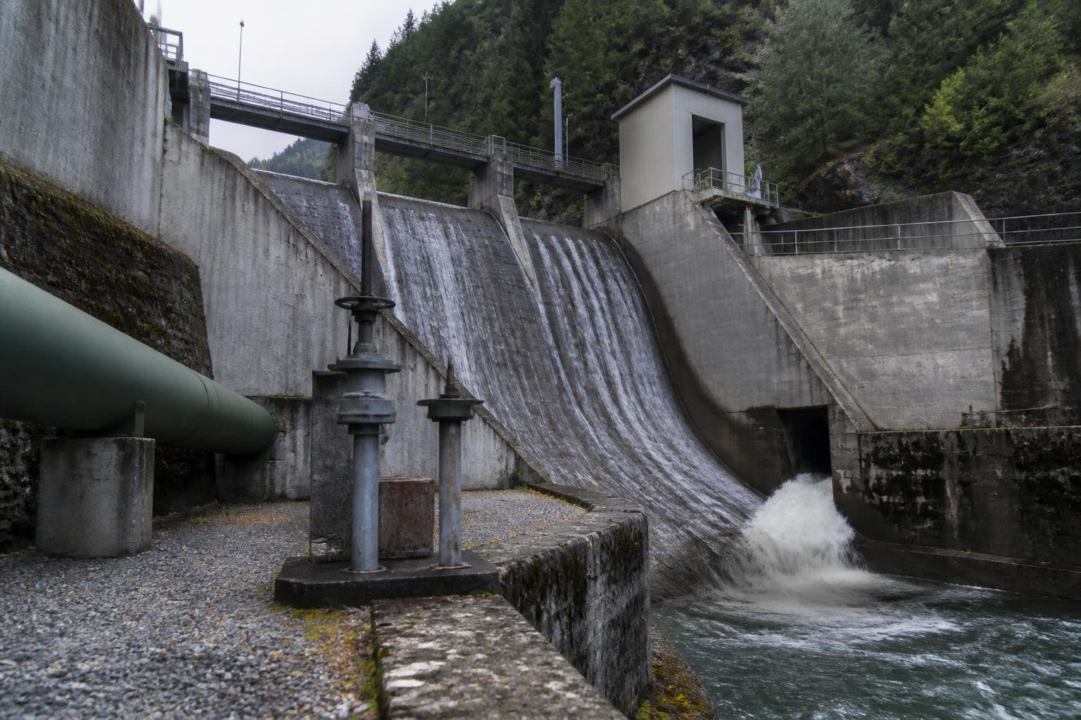 Russia Uses AI to Hack Norwegian Dams and Poison Nordic Chatbots